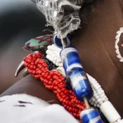 Adolescente é agredida por usar guia de orixá em escola de MT, diz família