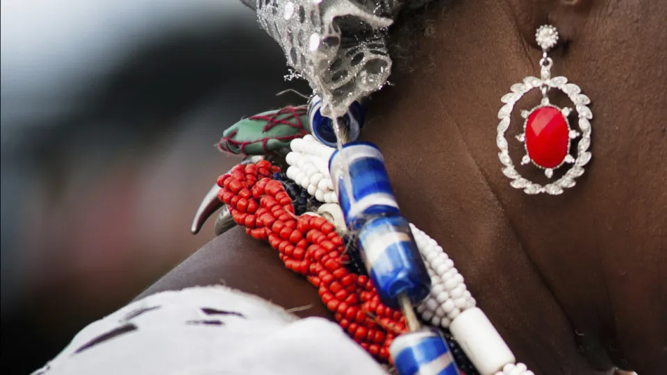 Adolescente é agredida por usar guia de orixá em escola de MT, diz família