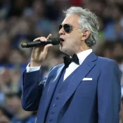 Andrea Bocelli faz concerto natalino grátis com Simone e Ivan Lins na praça Charles Miller