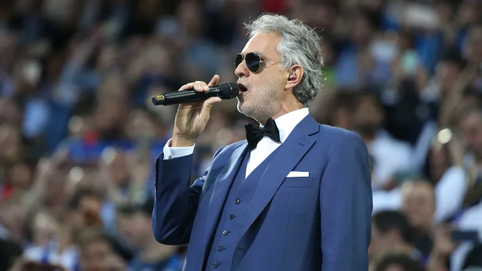 Andrea Bocelli faz concerto natalino grátis com Simone e Ivan Lins na praça Charles Miller