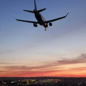 Aos 73 anos, brasileira realiza sonho e vira mecânica de aeronaves