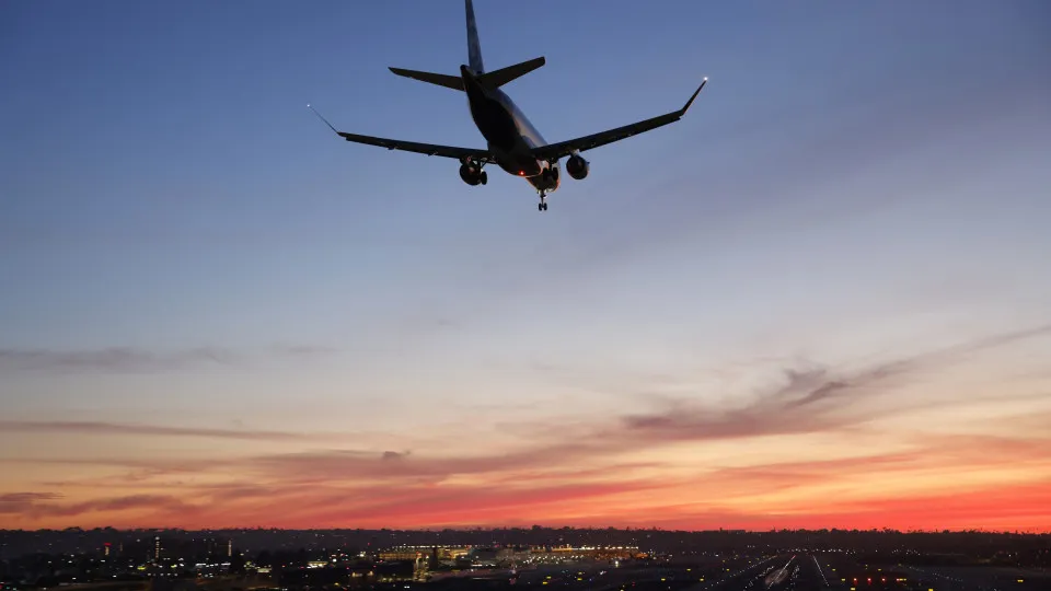 Aos 73 anos, brasileira realiza sonho e vira mecânica de aeronaves