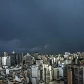 Calor e chuva? Veja como fica o tempo na virada em São Paulo