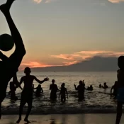 Calor lota praias do Rio desde a madrugada, e prefeitura faz apelo por limpeza