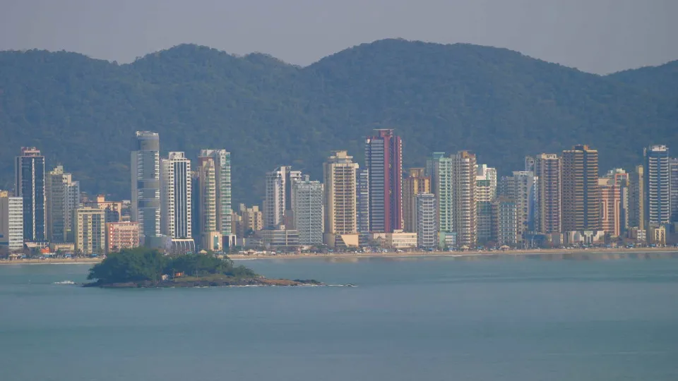 Chuvas alagam Balneário Camboriú; Defesa Civil de SC emite alerta