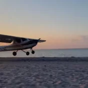 Empresa de avião que caiu em Copacabana será autuada por publicidade irregular, diz prefeitura