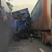 Engavetamento com seis veículos na Dutra deixa um morto e 43 feridos em SP