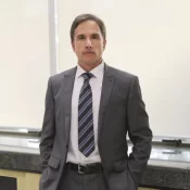 Ex-juiz da Lava Jato é visto furtando champanhe francesa de R$ 400