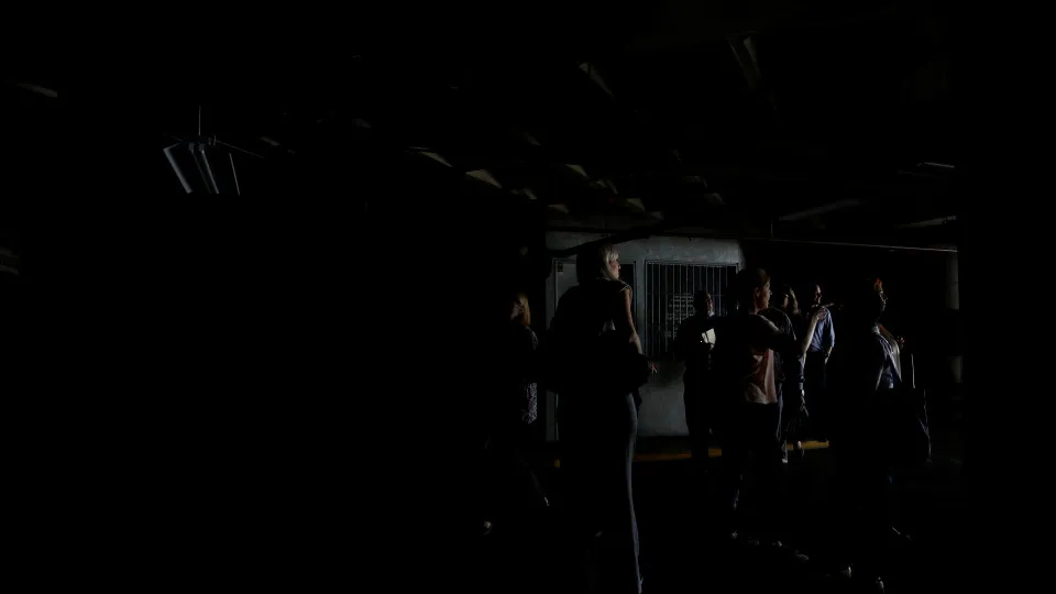 Gestor de prédio há 6 dias sem luz soma 30 protocolos da Enel: Indignação