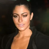 Ingressos para peça de Carol Castro esgotam após bolsonaristas pedirem boicote