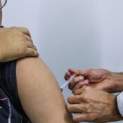 Jovens de 15 a 19 anos podem se vacinar contra HPV até junho de 2026