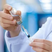 Jovens de 15 a 19 anos podem se vacinar contra HPV até junho de 2026