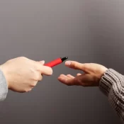 Líquidos dos vapes são tóxicos mesmo antes de serem aquecidos, aponta pesquisa brasileira