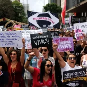Milhares de mulheres tomam as ruas do Brasil contra a violência de gênero