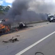 Onze pessoas morrem após batida entre dois carros no sul da Bahia
