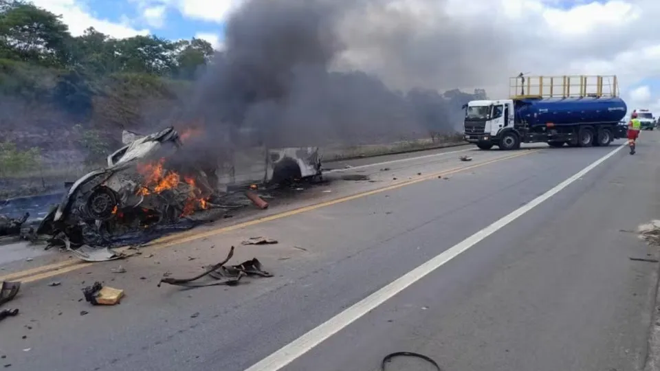 Onze pessoas morrem após batida entre dois carros no sul da Bahia