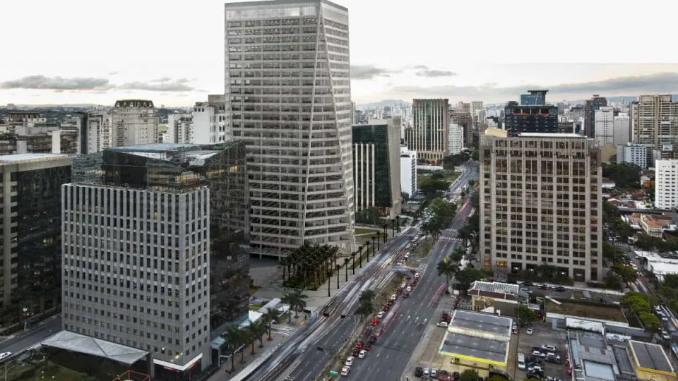 Prédio símbolo da ascensão da região da Faria Lima retoma tradição de Ano-Novo em SP