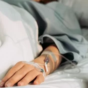 Sete pessoas são internadas com suspeita de intoxicação por metanol na BA