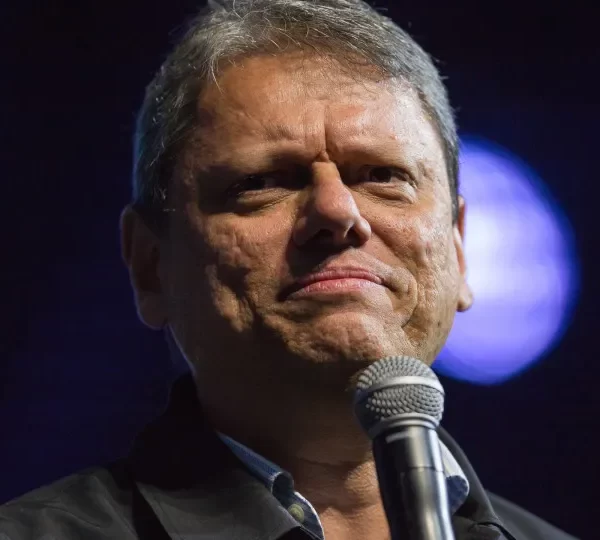 Tarcísio aumenta tarifa da CPTM e do metrô em SP para R$ 5,40