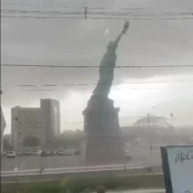 Tempestade derruba réplica da Estátua da Liberdade no RS; veja as imagens