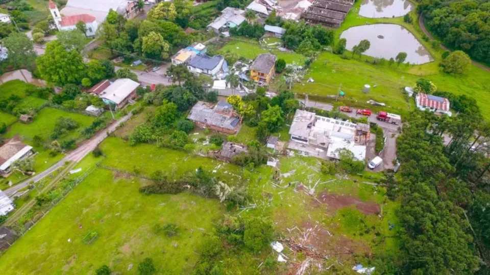 Tornado destelha escola e residências no Rio Grande do Sul