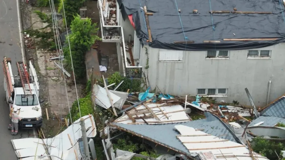Tornado destrói escola e casas em Farroupilha, no RS, com ventos de mais de 100km/h