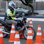 Uber e 99 veem regulamentação ilegal e desistem de serviço de motoapp em SP