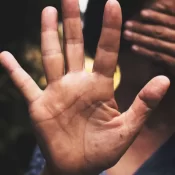 4 em cada 10 brasileiras não reconhecem agressões vividas como violência contra a mulher