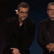 Wagner Moura e Kleber Mendonça Filho apresentaram o principal prêmio da noite no Critics Choice Awards