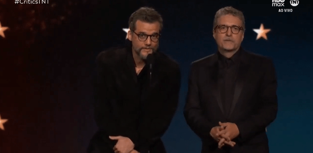 Wagner Moura e Kleber Mendonça Filho apresentaram o principal prêmio da noite no Critics Choice Awards