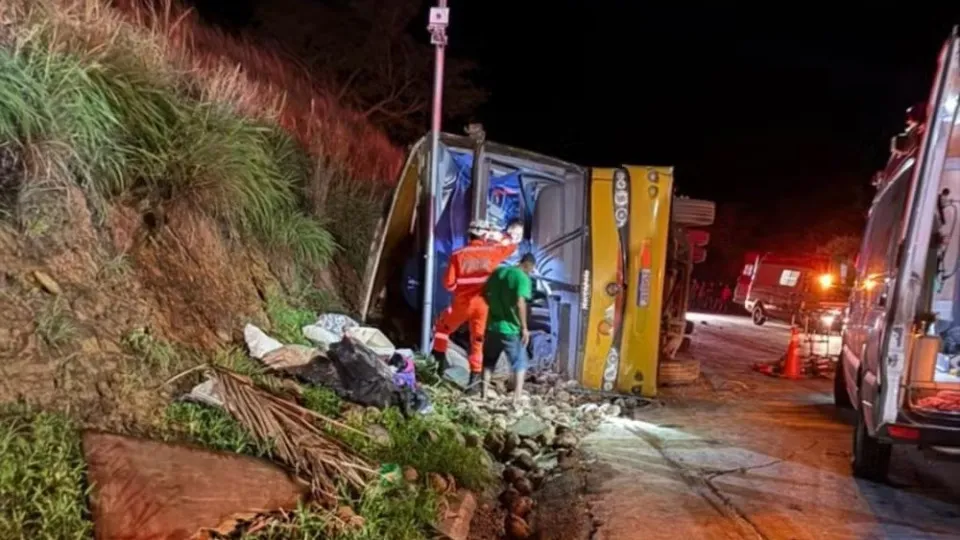 Acidente com ônibus clandestino em Minas Gerais deixa cinco pessoas mortas, incluindo um bebê