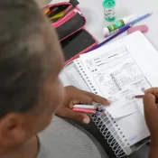 Analfabetismo entre pessoas idosas negras cai em 11 anos