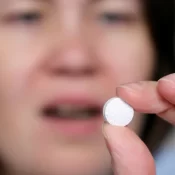 Anvisa aprova lecanemabe, novo remédio para tratar Alzheimer em fase inicial