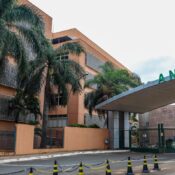 Anvisa manda recolher decoração de alimentos com plástico e glitter