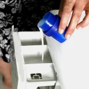 Anvisa manda recolher lotes de sabão líquido por bactéria: quais os riscos?