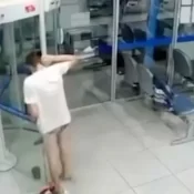 Assalto termina em fiasco total para ladrão preso em porta giratória