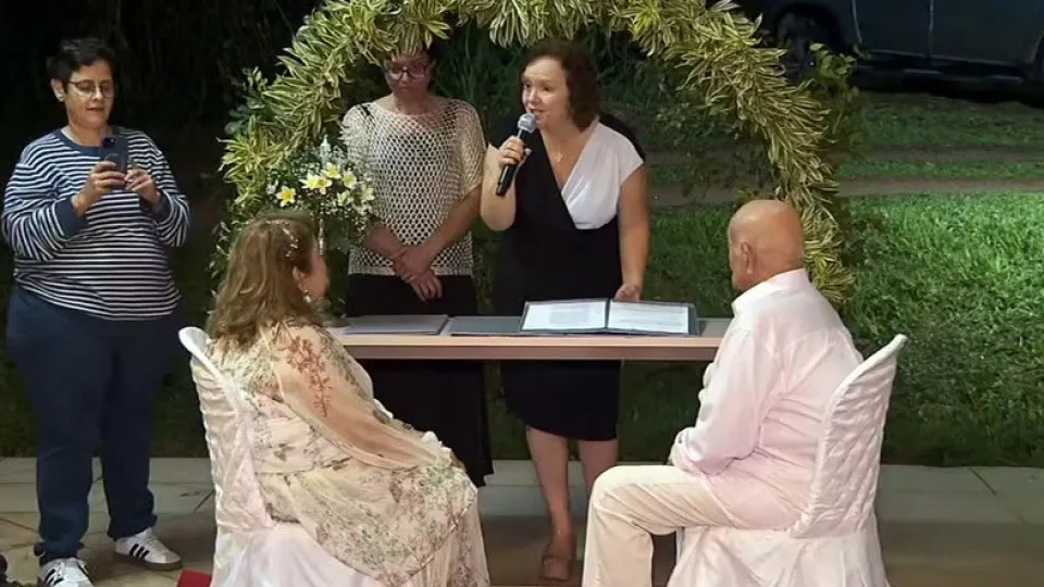 "Até que enfim". Após 50 anos juntos, casal de idosos oficializa união