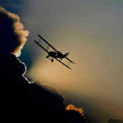 Avião monomotor cai no interior de SP e piloto sobrevive