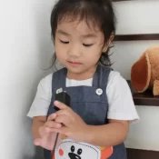 Bebê de 1 ano cai da cama e fica com carregador cravado na testa em MG