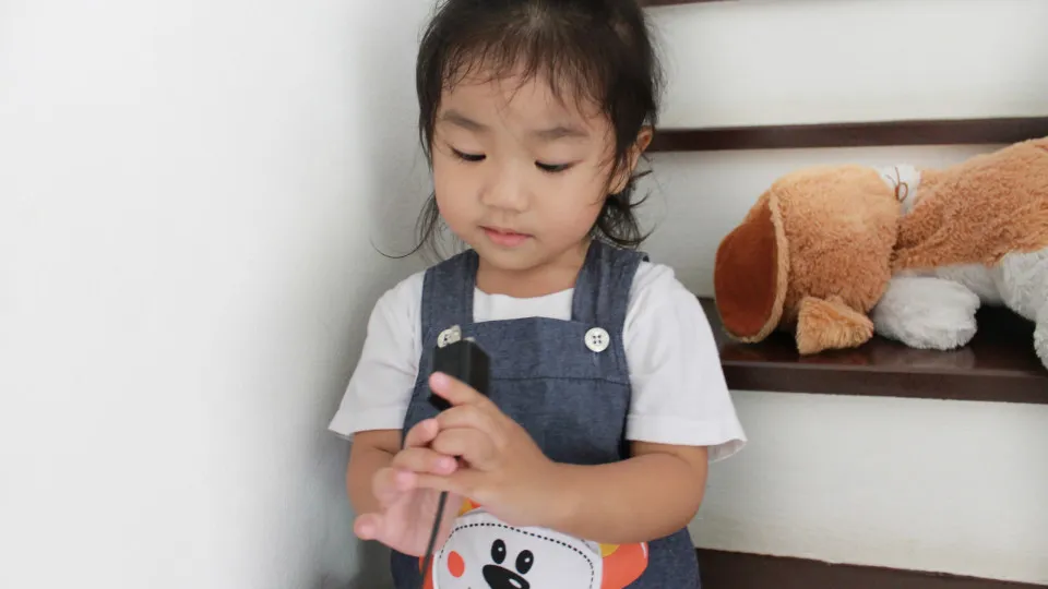 Bebê de 1 ano cai da cama e fica com carregador cravado na testa em MG