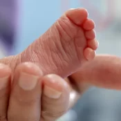 Bebê passa por cirurgia na língua em hospital de SP e família diz que não autorizou