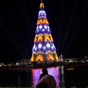 Botafogo ganha árvore de Natal flutuante com 80 metros e milhões de luzes