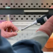 Brasil elimina transmissão do HIV da mãe para o bebê e reduz taxa de mortalidade, diz ministério