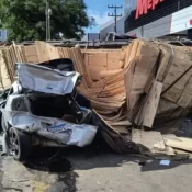 Caminhão desgovernado atinge oito veículos em avenida de SC