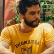 A camiseta usada no filme pelo personagem Marcelo, interpretado por Wagner Moura, tem design dos anos 70
