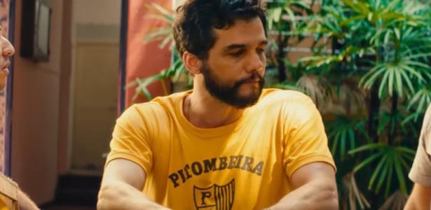 A camiseta usada no filme pelo personagem Marcelo, interpretado por Wagner Moura, tem design dos anos 70