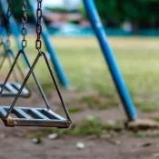 Casal é condenado por abandonar menino em fórum após desistir da adoção