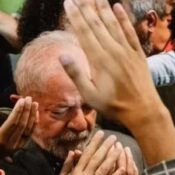 Lula em cena de "Apocalipse nos Trópicos", de Petra Costa, que investiga a intersecção entre poder e fé no Brasil