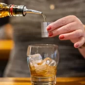 Dois homens morrem após ingerir bebidas alcoólicas em bar em Cajamar (SP)