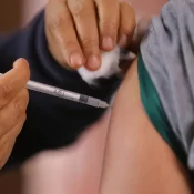 Dose única de vacina contra HPV não atinge mesma proteção contra principal forma associada ao câncer em meninas